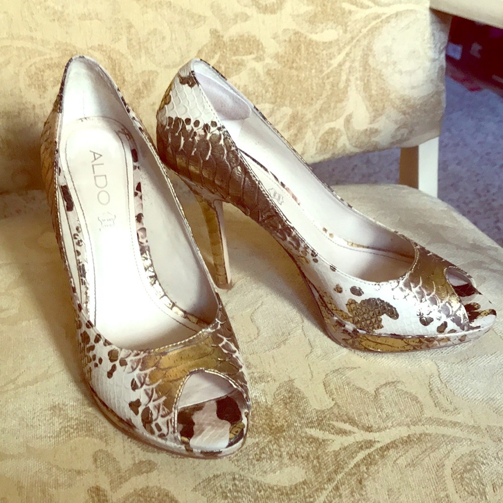 ✨Aldo Gold Accented Leather Heels ✨